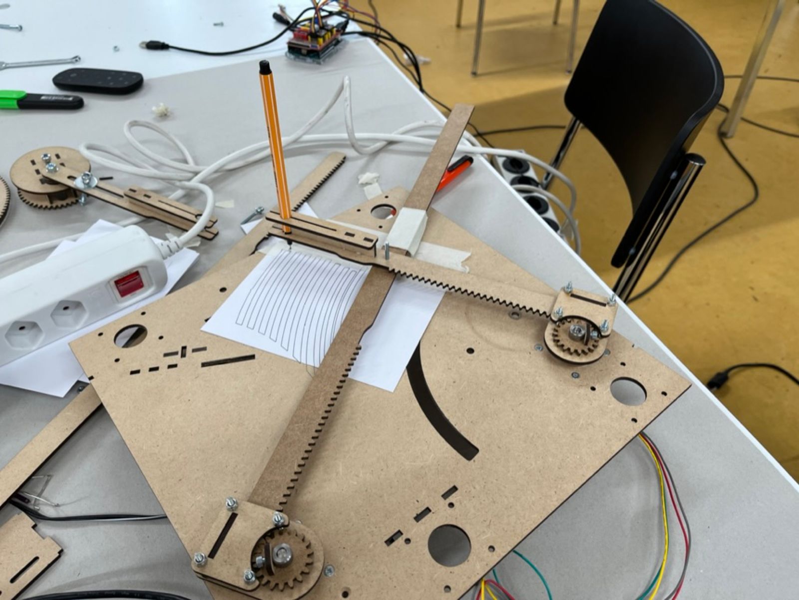 Prototyp eines Postplotter, der auf zwei Achsen zeichnen kann
