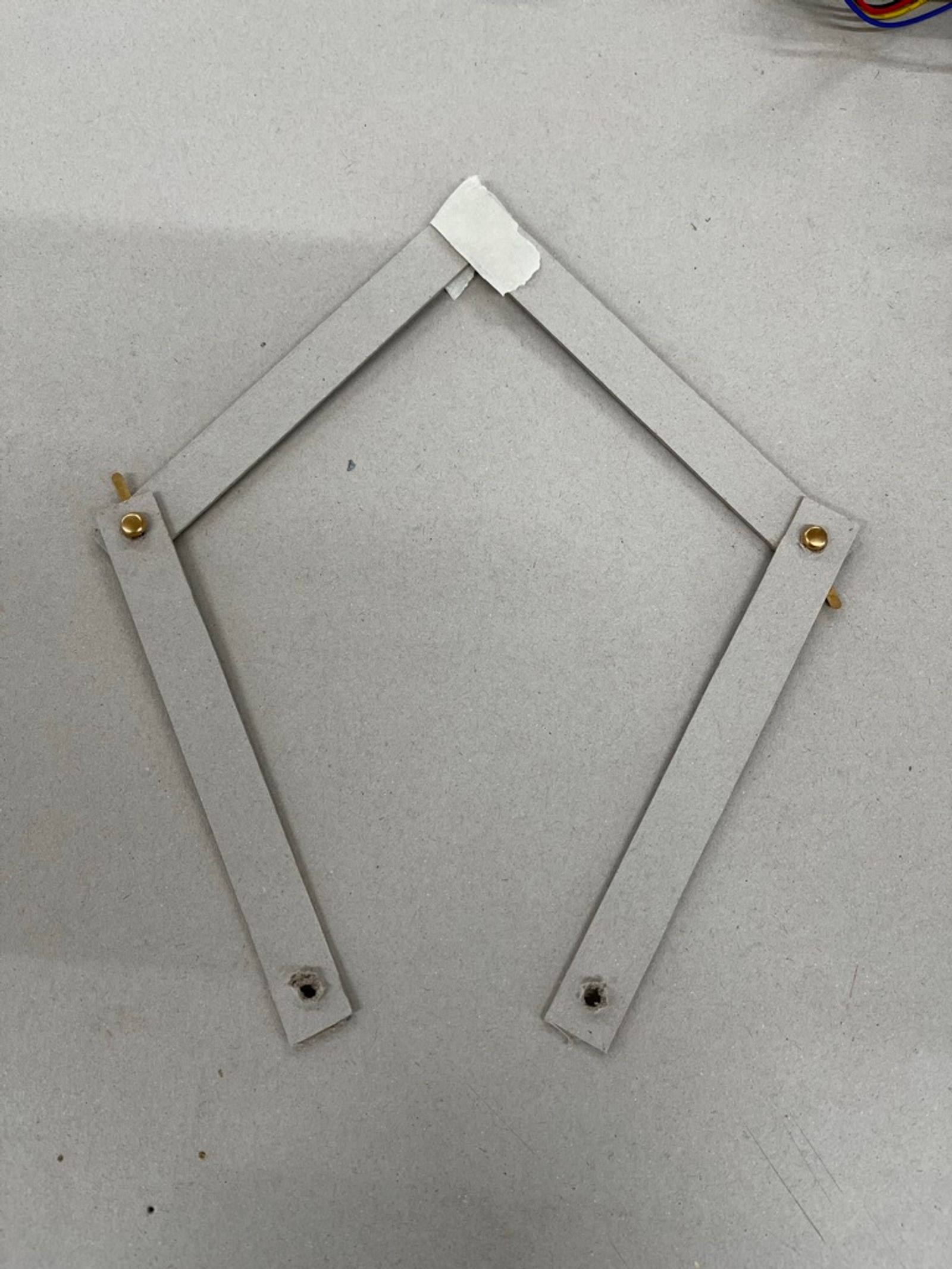 Karton Prototyp eines anderen Postplotter, der auf zwei Achsen zeichnen kann